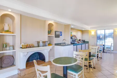 Days Inn by Wyndham Reno Отели рядом с достопримечательностью «W. M Keck Earth Science And Mineral Engineering Museum»