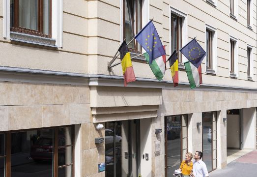 1. 더 스리 코너스..