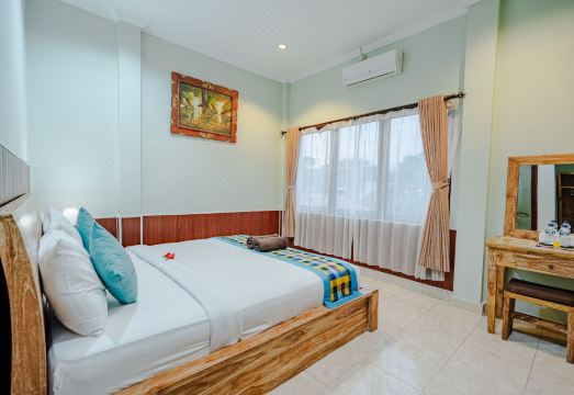 세부잔 그랜드 오로라의 깨끗한 객실 내부와 킹사이즈 침대