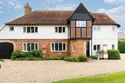 Charming Beach Getaway - Spacious 4BR sunny garden