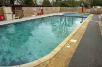 Lodge - Sleeps 6 with Pool Access