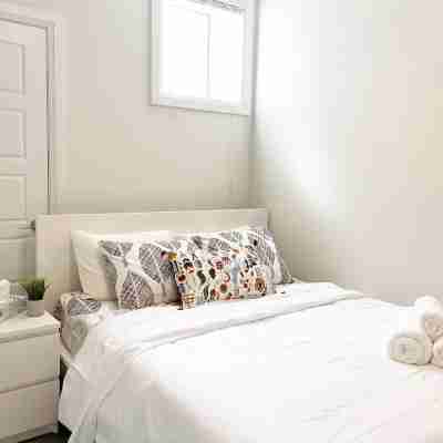 Brand New Walk Out Bsmt Apt Near Beach Rooms