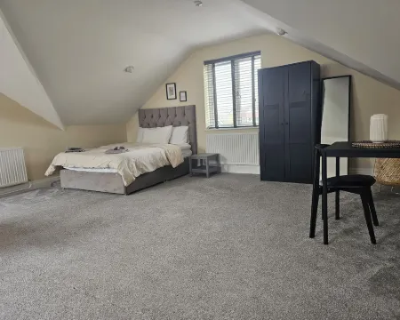 1 Bed Loft - Sleeps 2 - Parking - Wifi Hotels in Caerleon