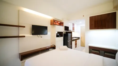 Compact and Cozy Stay Studio at Bale Hinggil Apartment Hotel di Kecamatan Sukolilo