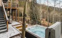Evergreen Dream Home! HOT TUB /KING BEDS / PIANO/ AMAZING VIEWS/ 10 MIN TO SKI!!
