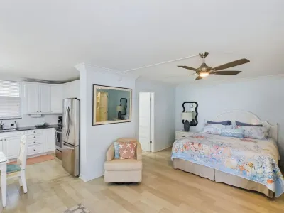 Renovated Condo w/ Gulf Views, Beach Access, 2 Pools + Free Bike for Guests Prado at Spring Creek附近的飯店