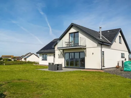 Seaside new build holiday home. Beautiful modern family home next to beach Отели в г. Борт