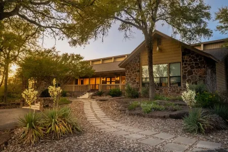 Mustang Meadows: Luxury Texas Hill Country Retreat