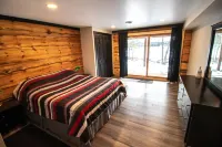 Snowmobilers & Skiers Full Scandinavian Log Home On Private Lake