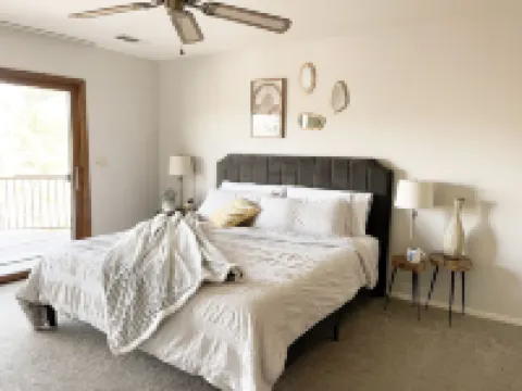 Lovely mountain home w/ large deck and forest view