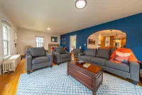 Private Suite and Spacious Living Near Gardens - Charming Retreat