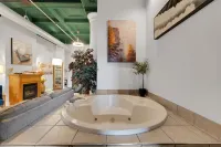 Access to Local Attractions and Pool - Gorgeous Modern Retreat 덜루스 호텔