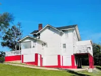 Relax & Unwind in a Spacious Historic Home with Porch, Patio, & Sunroom Hotels in Selma