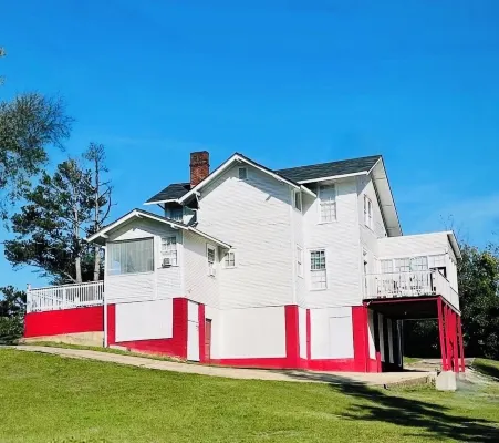 Relax & Unwind in a Spacious Historic Home with Porch, Patio, & Sunroom Hotels in Selma