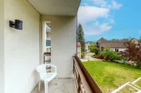 Ski-in/ski-out condo with mountain view, seasonal pool Hotels in Warren