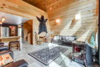 Delightful cabin with lofted layout, hot tub, modern kitchen, WiFi & shared pool Hôtels à : Comte de Deschutes