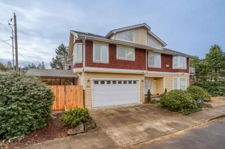 Breathtaking Bay Views and Game Room - Elegant Coastal Haven Отели в г. Уолдпорт