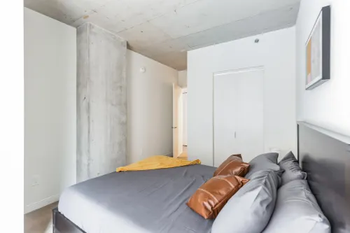 City Views and Rooftop Amenities - Luxurious Urban Retreat