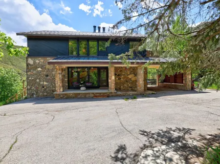 Stunning Valley Views and Hot Tub - Charming Mountain Cabin Retreat Отели в г. Sundance