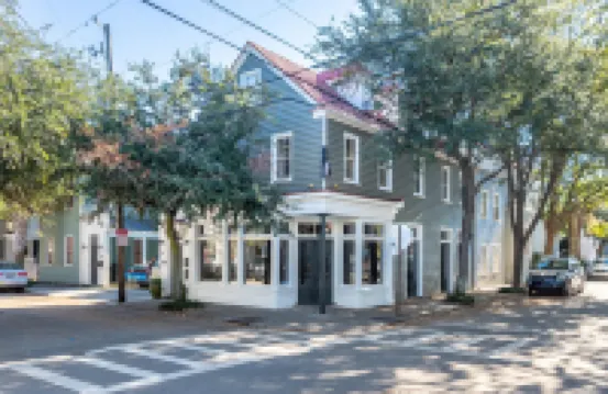 Charming Townhome above Award-Winning Restaurant - Elegant Getaway