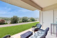 Ground-level condo with pools, gym, hot tub, & sauna - mins to Branson strip Hotels in Hollister