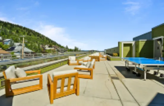 Luxury Townhouse on Main | Rooftop Patio | Hot Tub | Walk to Hiking, Restaurants, and Shopping  호텔