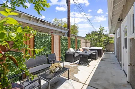 Chic Retreat - Stylist Home Conveniently Equipped-Yard, AC