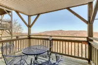 Valley-view condo w/ a large kitchen, stone-front fireplace, & private patio 로아 마운틴 호텔