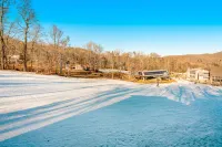 Classic roundhouse next to ski lodge w/panoramic view, retro fireplace & balcony Hotels in Avery County