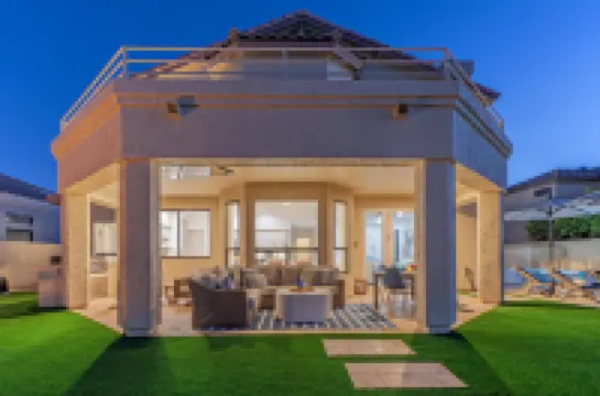 Enchanting Lakefront Oasis with Heated Pool and Spa - Magical Retreat