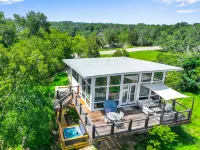 Elevated Living with Hill Country Views - Charming Treehouse Retreat فنادق في Blanco