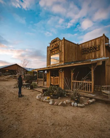 Stunning Saloon and Cowboy Tub - Unique Western Retreat Отели рядом с достопримечательностью «Пайониртаун»