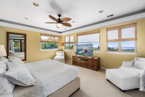Tropical Oasis with Sparkling Pool and Outdoor Fun - Elegant Retreat