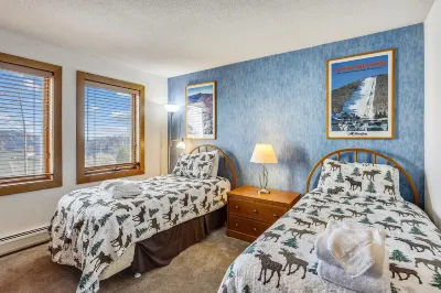 Access to Hiking Trails and Sports Center Amenities - Charming Getaway Hotels near Sunrise Village