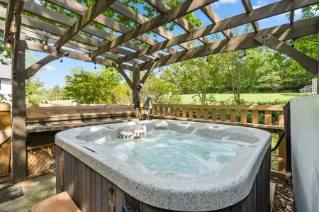 Lakefront Oasis with Whirlpool Tub and Kitchenette - Charming Retreat