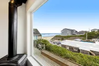 Lovely ocean-view cottage next to Nye Beach access - EV charger on-site