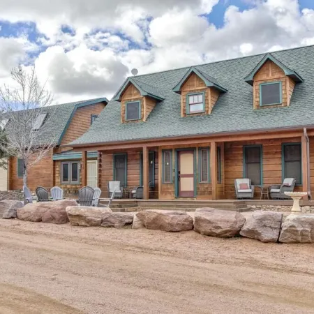 Gorgeous Cabin w/direct trail access for hiking & off roading!