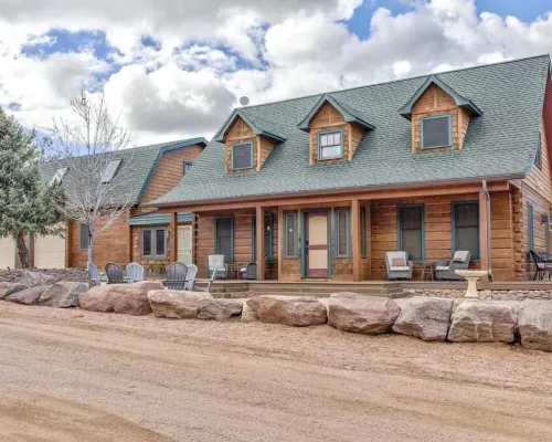 Gorgeous Cabin w/direct trail access for hiking & off roading! โรงแรมในเพย์สัน