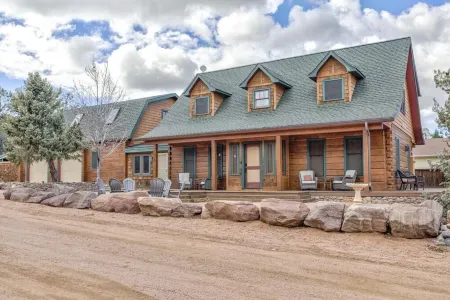 Gorgeous Cabin w/direct trail access for hiking & off roading!