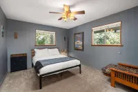 Open Concept Living and Scenic Deck - Charming Cozy Cabin Hotels in Crestline