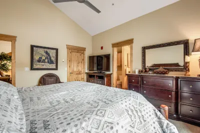 Mountain View Townhome w/ Private Deck, Gas Grill, WiFi, & Gas Fireplace Hotels in Silverthorne