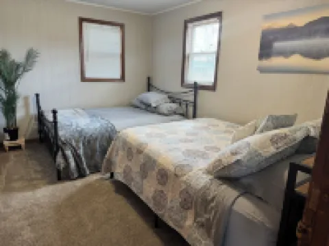 Walk to Lambeau Field! Cozy 2 Bedroom, 1 Bath.  Sleeps 8