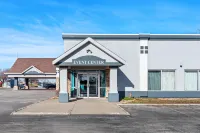Suburban Studios Hotels near Loomis Park