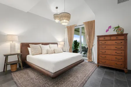 Hilton Pool Pass and Chic Interior - Luxurious Penthouse Retreat