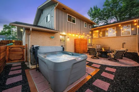 Retro Guest Suite with private Hot Tub 10 min to Red Rocks, Denver, and Golden. Отели рядом с достопримечательностью «Green Mountain»