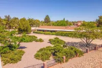 ☀️LUXE 4BR/2BTH Mountain View vacation • Pool & Grill • Central LOC • Private