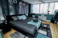 Perfect Dtwn 2 Bed Condo w Cali King Bed and Gym Hotels near Ormsby's