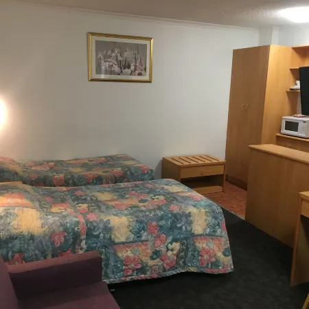Edgecliff Lodge Motel