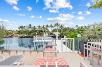Unique Retreat - Unit D: Cool 2nd-floor Retreat Hotels in Deerfield Beach