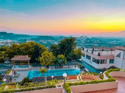 Crown Vista Hotel Hotel dekat LV GOLDEN KENNELS